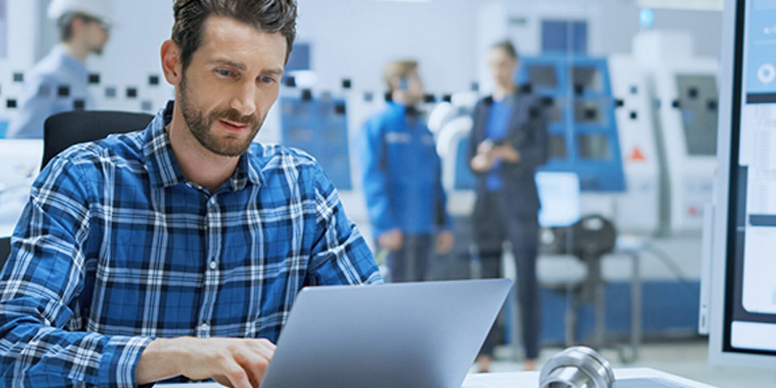 Mann am Laptop in technischer Abteilung