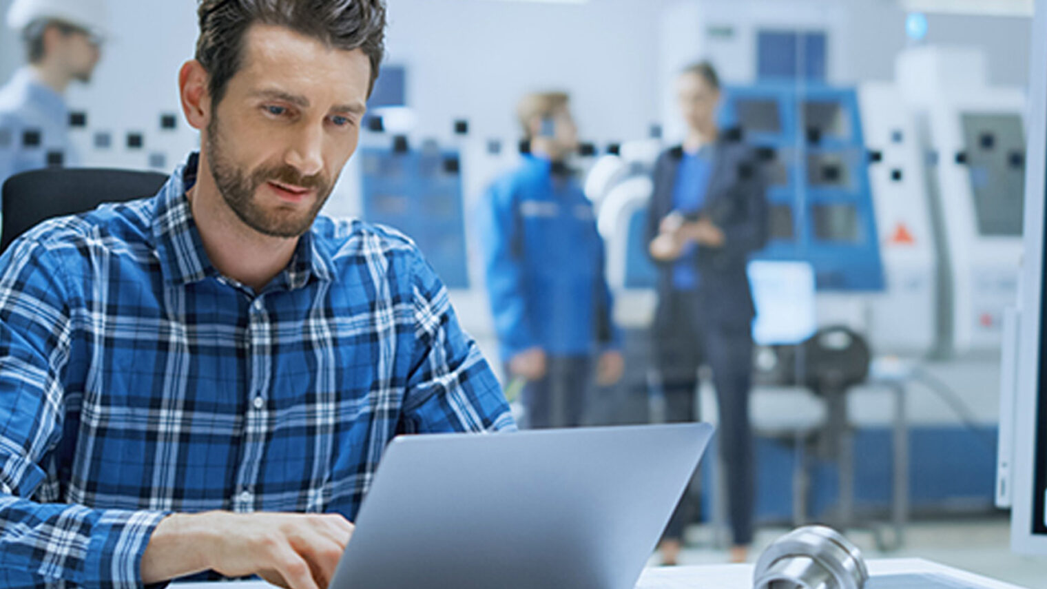Mann am Laptop in technischer Abteilung