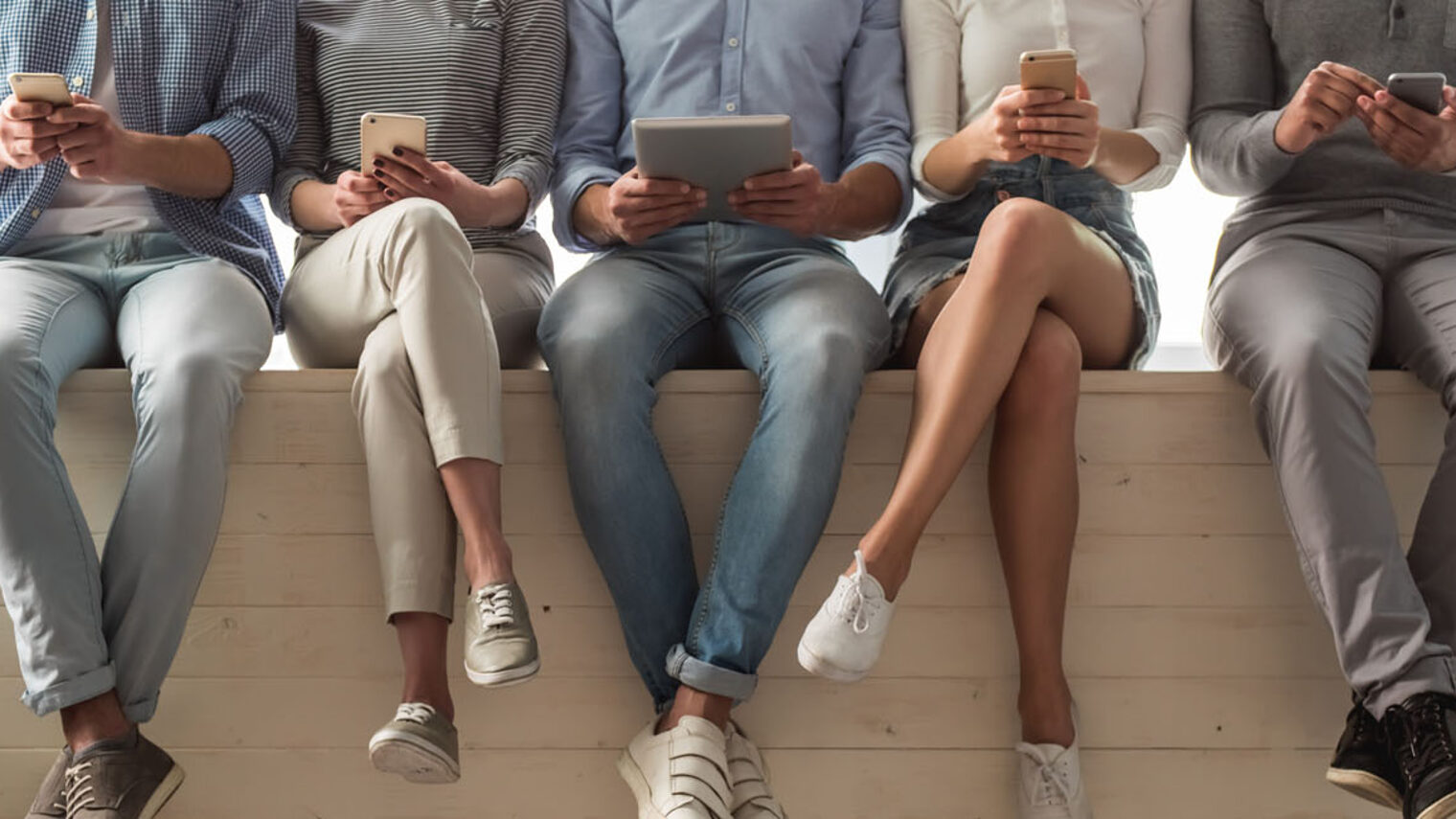 leute mit handy sitzend