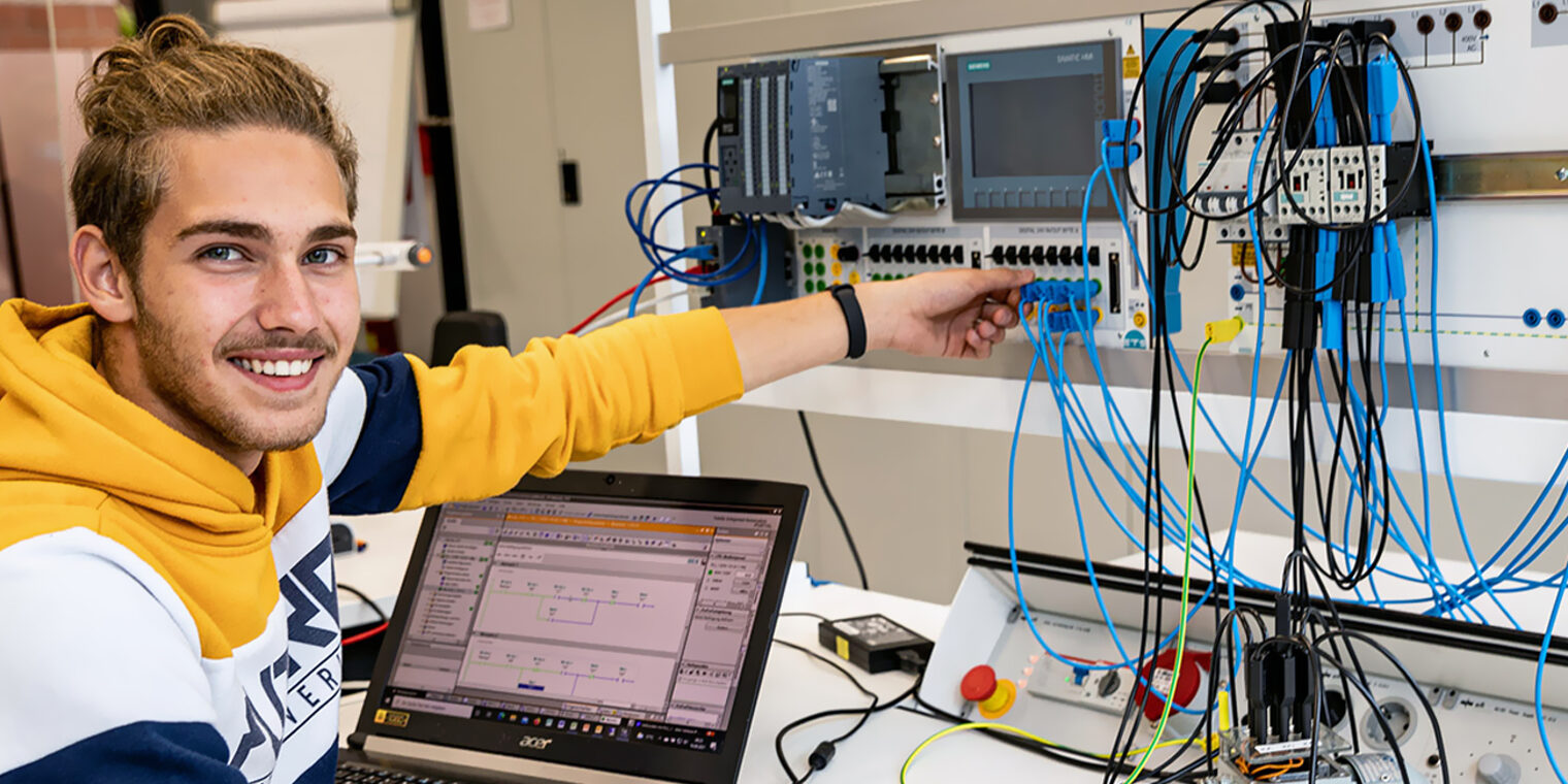 Auszubildender Elektrowerkstatt