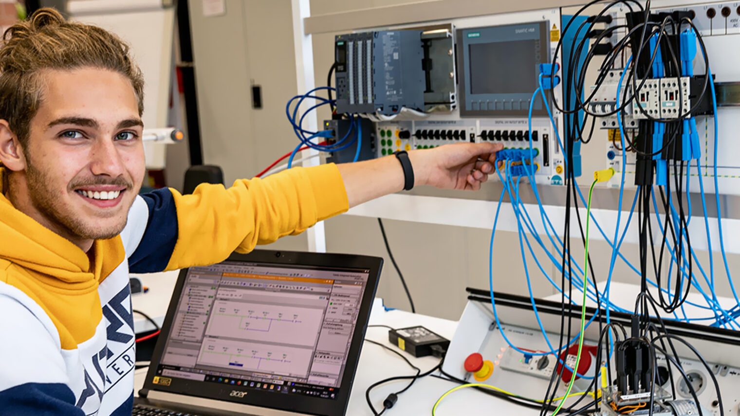 Auszubildender Elektrowerkstatt