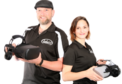 Mann und Frau mit VR Brille