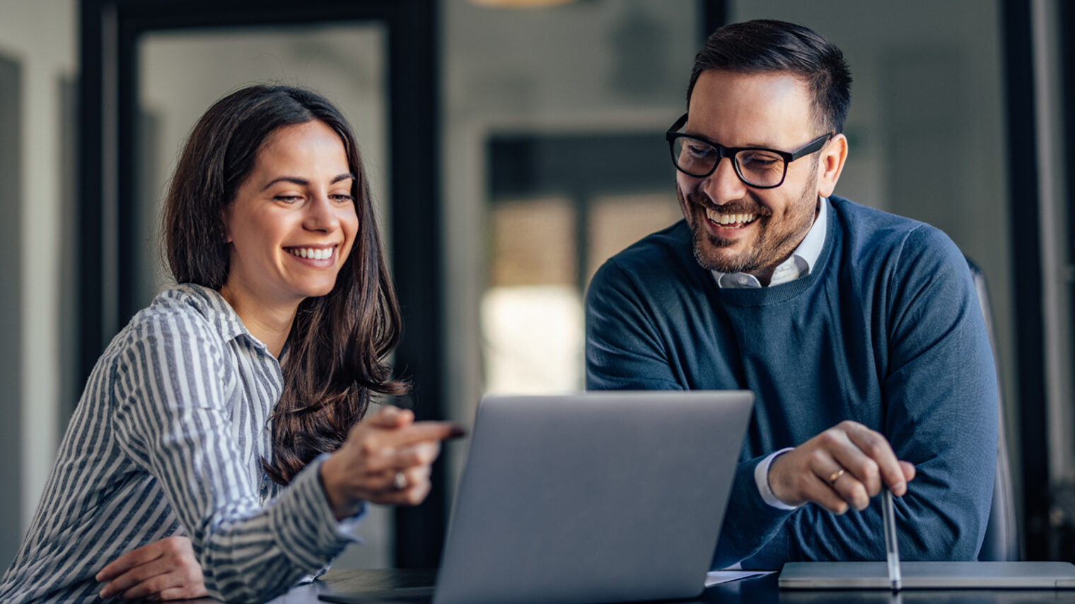 Mann und Frau im Büro