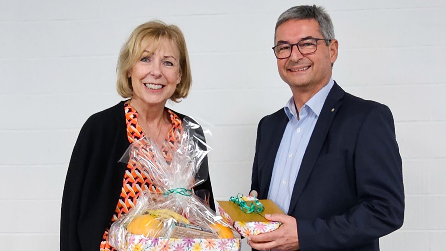 Mann überreicht Frau Geschenk