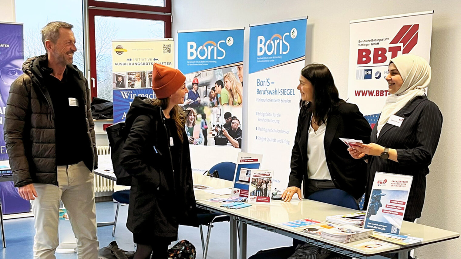 Mehrere Menschen an einem Messestand