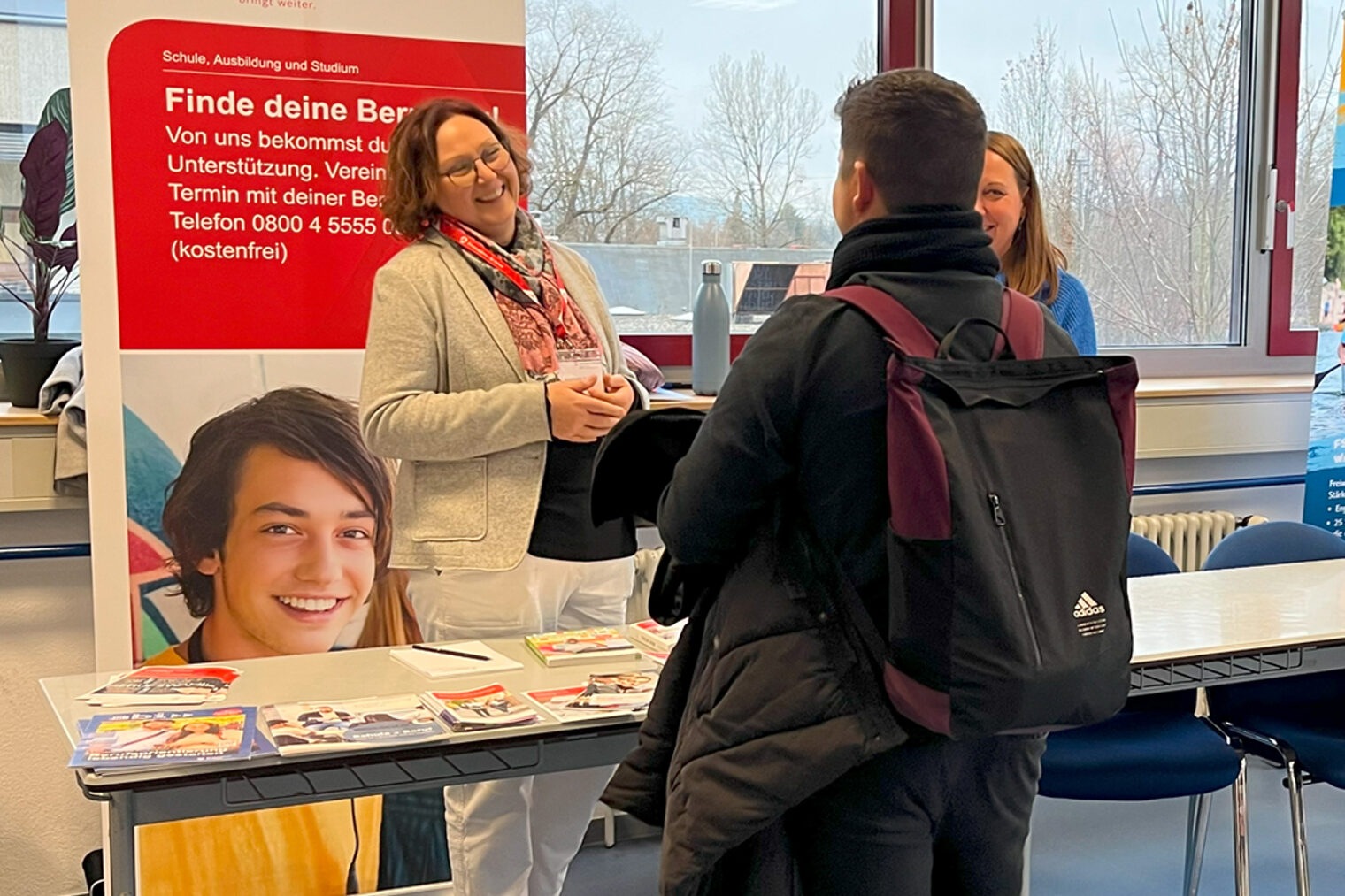 Beratungsgespräch am Messestand der Agentur für Arbeit