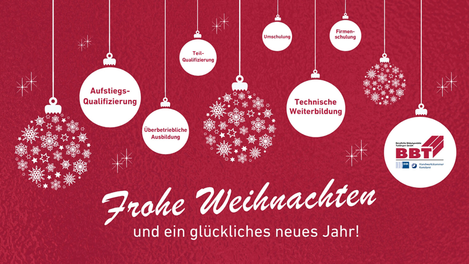 Weihnachtskugeln auf rotem Hintergrund