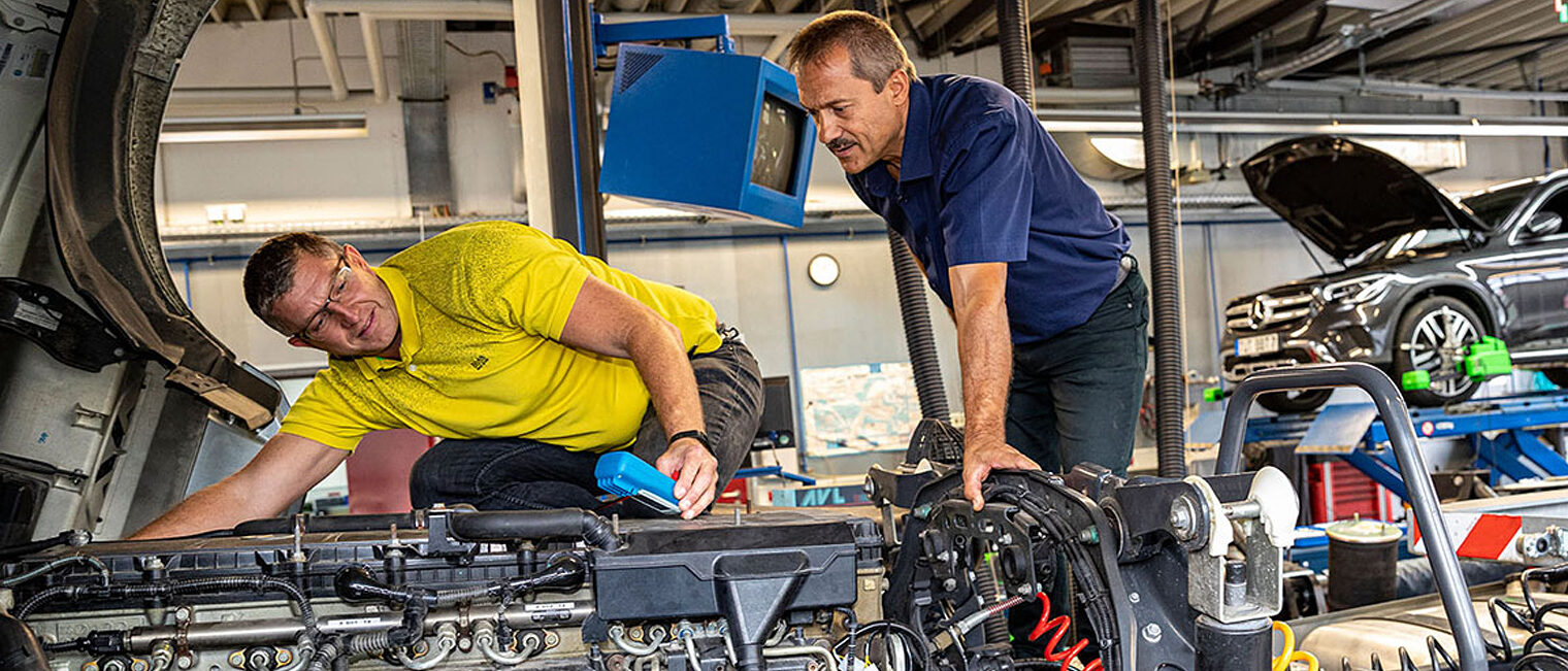 Zwei Männer in KFZ Werkstatt