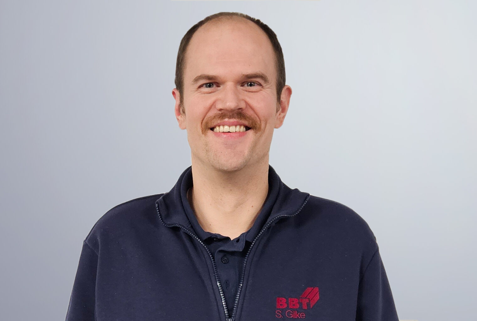 Mann Mitarbeiter Ausbilder Elektrotechnik