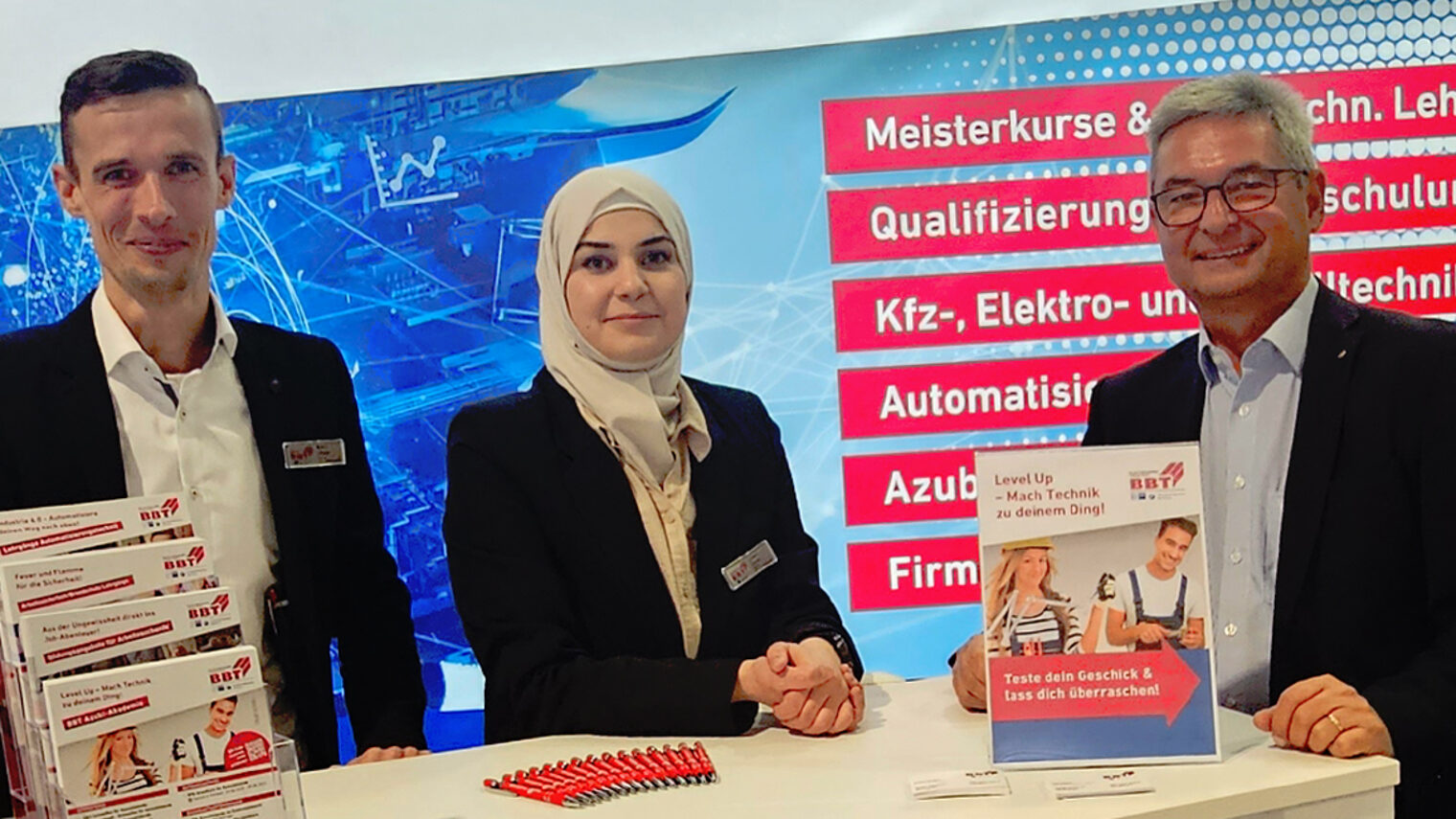 BBT Team und Geschäftsführer am Messestand auf der Jobs for Future 2025
