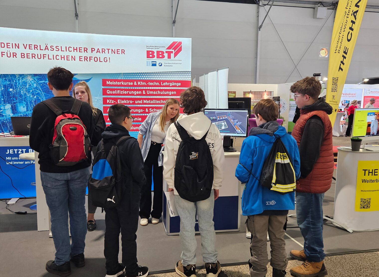 Messestand auf der Jobs for Future in Villingen-Schwenningen mit Schülern