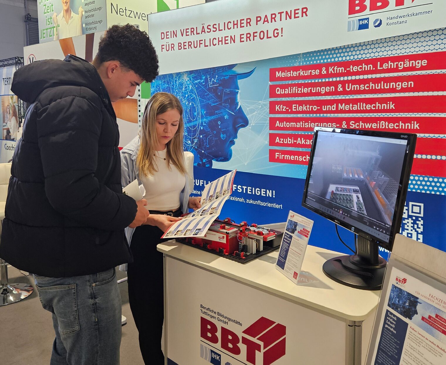 Messestand auf der Jobs for Future in Villingen-Schwenningen. Daria erklärt unsere Angebote