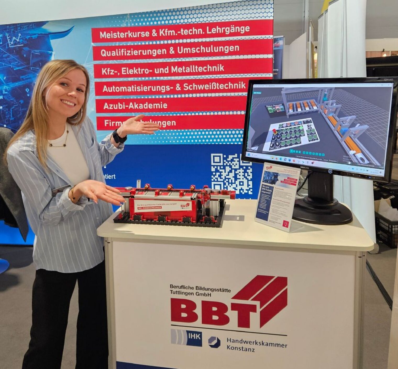 Daria zeigt unsere SPS-Station (früher & heute) auf der Jobs for Future in Villingen-Schwenningen. 