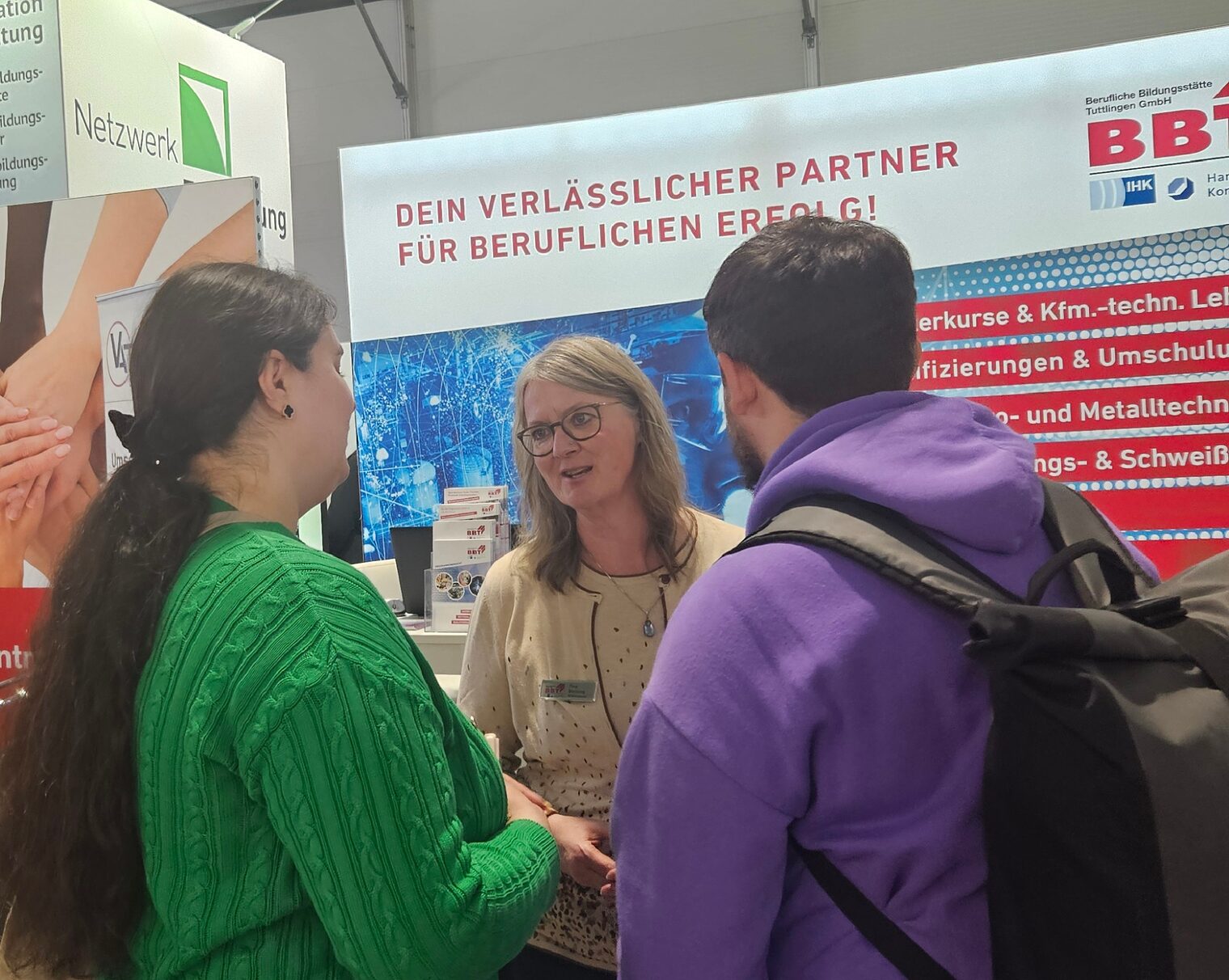 Tina berät Interessenten auf der Jobs for Future in Villingen-Schwenningen. 