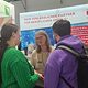 Tina berät Interessenten auf der Jobs for Future in Villingen-Schwenningen. 