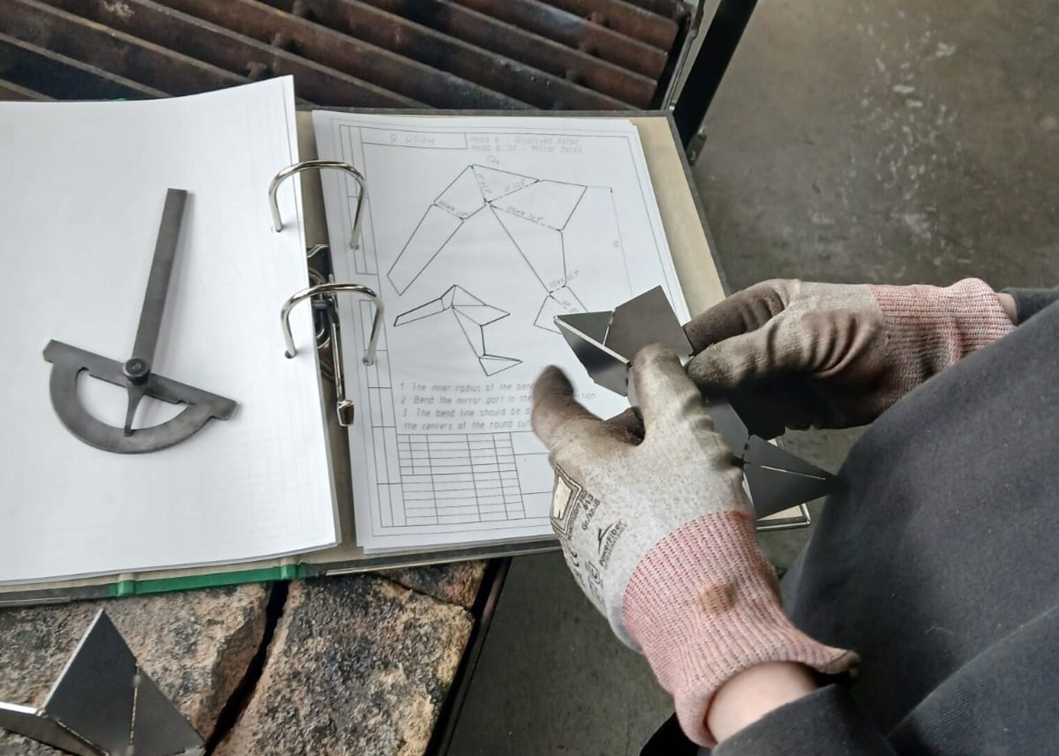 Gorilla-Schweißen. Schritt für Schritt zur Gorilla‑Skulptur – Zeichnung und präzise Handarbeit beim Zusammenbau.