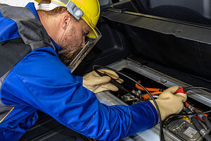 Fachkundige Person für Arbeiten an Hochvolt-Systemen im spannungsfreien Zustand, Stufe 2S