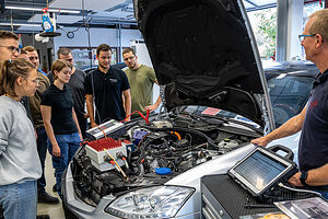 Fachkundige Person für Arbeiten an unter Spannung stehenden Hochvoltsystemen, Stufe 3S