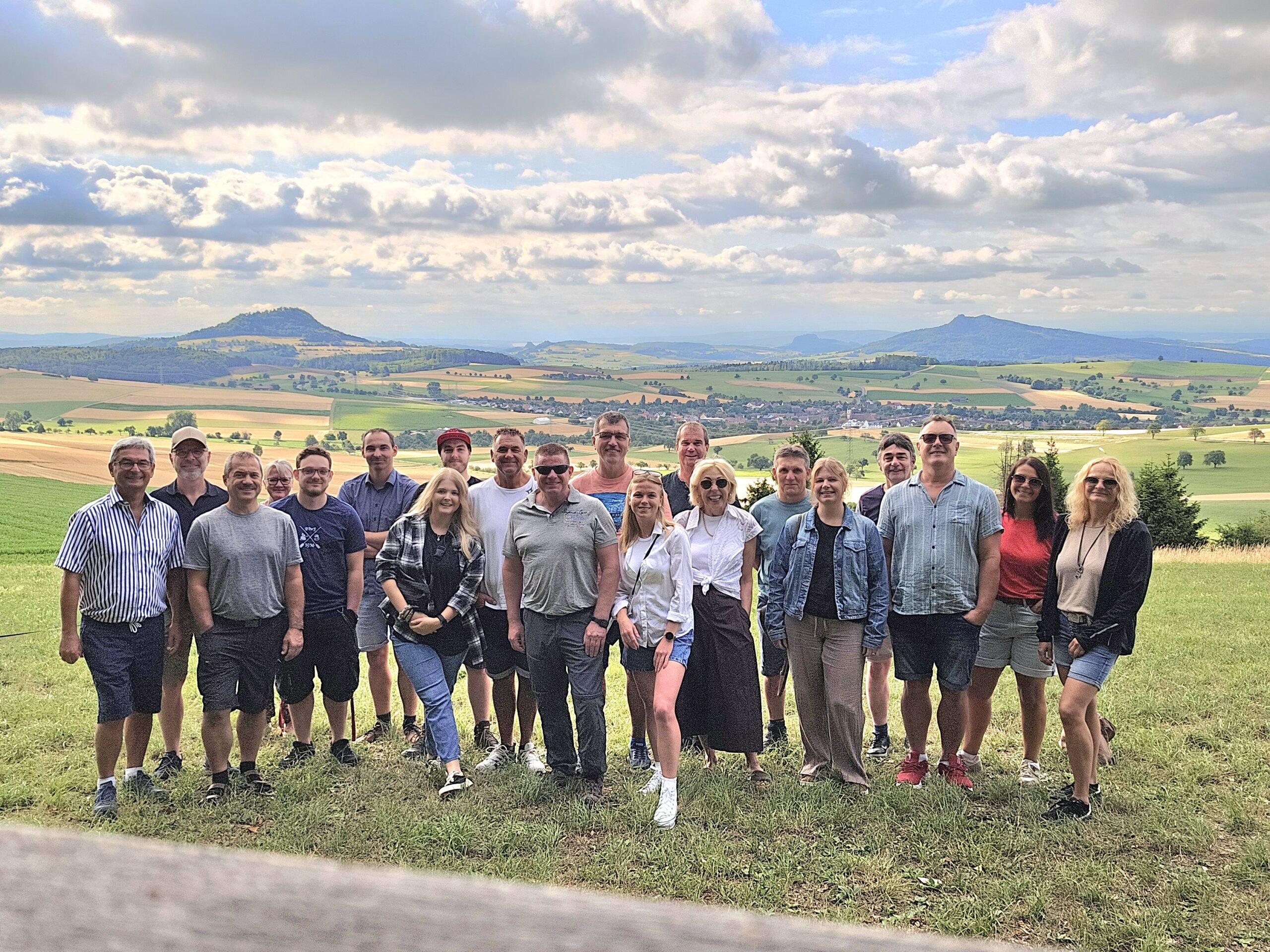 BBT-Team beim Gruppenfoto während der Wanderung durch den Hegau mit Blick auf Vulkankegel