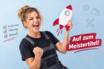 Person aus Industrie und Handwerk feiert den erfolgreichen Weg zum Meistertitel