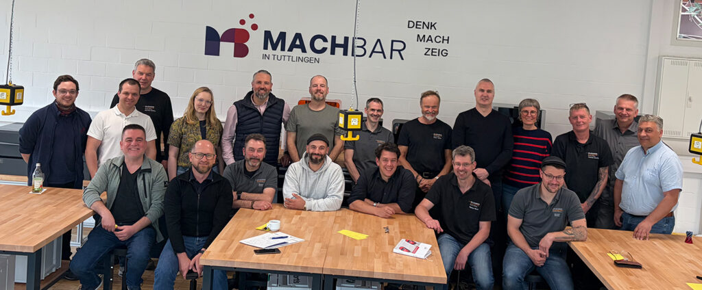 Gruppenfoto der Lehrmeister der Handwerkskammer Konstanz und der BBT Tuttlingen im Kreativraum 'Machbar in Tuttlingen' beim Workshop zu Design Thinking in der überbetrieblichen Ausbildung.
