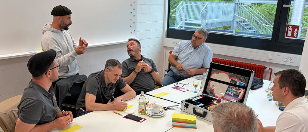 Ausbilder der Bildungsakademien informieren sich über Design Thinking