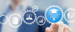 Person bedient virtuelle Symbole für E-Learning, Zertifizierung, Weiterbildung und Schulung.